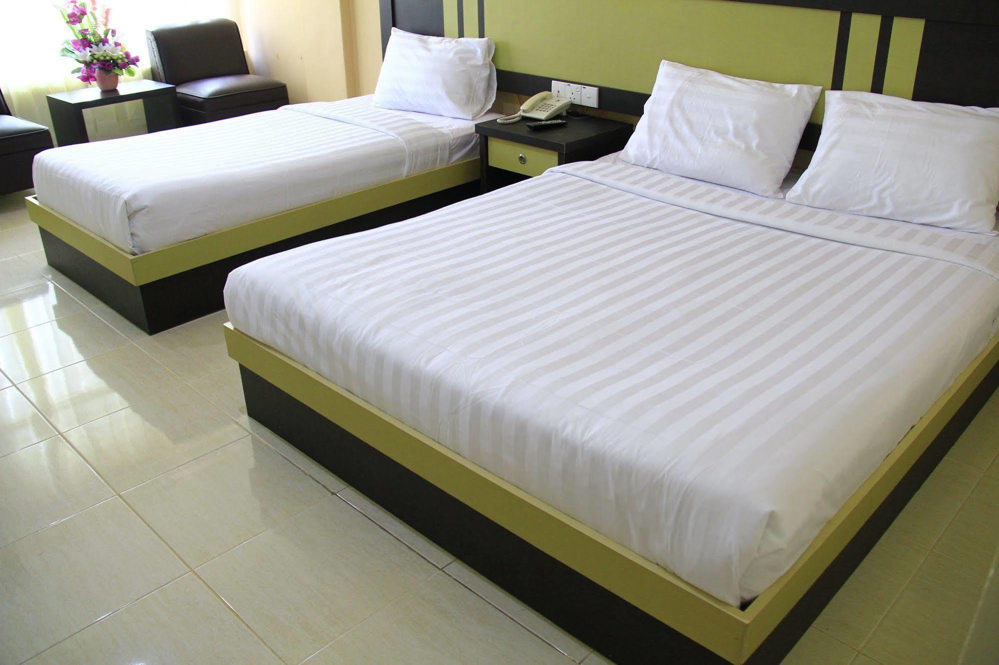 Oyo 2487 Sampurna Jaya Hotel Tanjung Pinang Buitenkant foto